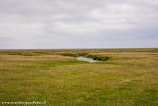 Duitse deel van de Waddenzee - De uitgestrekte zoutmoerassen in Nationaalpark Waddenzee in Sleeswijk-Holstein, het grootste nationaal park van Duitsland. De Waddenzee is...