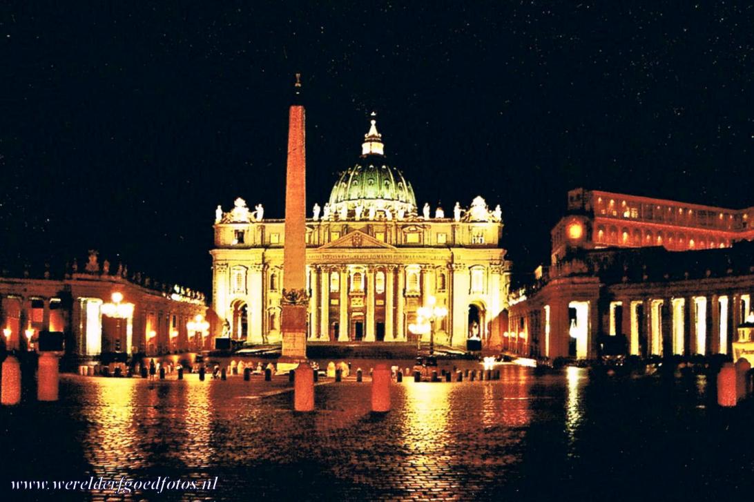 Vaticaanstad - Vaticaanstad: De Sint-Pietersbasiliek en de Egyptische obelisk bij nacht. Vaticaanstad is de kleinste onafhankelijke, soevereine... Vaticaanstad - Vaticaanstad: De Sint-Pietersbasiliek en de Egyptische obelisk bij nacht. Vaticaanstad is de kleinste onafhankelijke, soevereine...