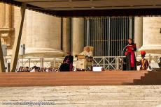 Vaticaanstad - Vaticaanstad: Paus Johannes Paules II tijdens een mis voor de Sint-Pietersbasiliek op het Sint-Pietersplein. De Sint-Pietersbasiliek staat op...