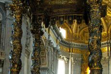 Vaticaanstad - Vaticaanstad: In de crypte van de Sint-Pieter ligt het graf van de apostel Petrus. Het baldakijn van Bernini bevindt zich in de...