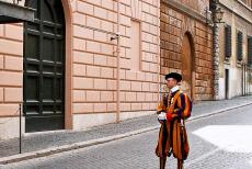 Vaticaanstad - Vaticaanstad: Een bewaker in het traditionele uniform van de Zwitserse Garde. De Zwitserse Garde is het offici&euml;le leger van het Vaticaan en...
