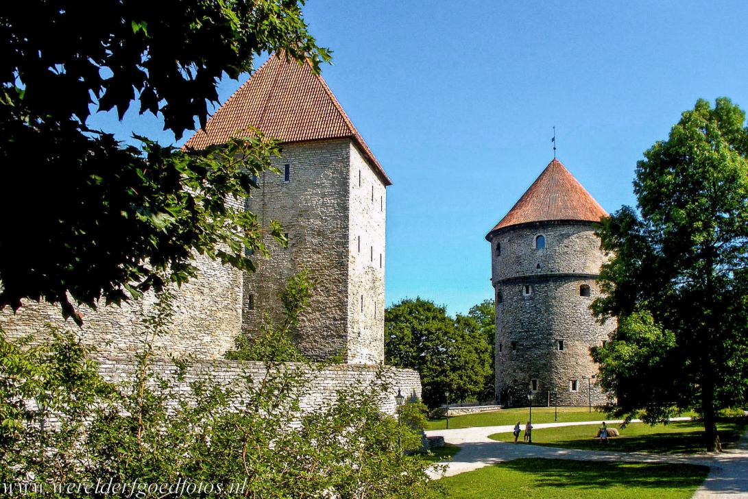 Historisch centrum van Tallinn - Historisch centrum (oude stad) van Tallinn: Een van de torens van de stadsmuur en de Kiek in de Kök. De 15de eeuwse Kiek in de... Historisch centrum van Tallinn - Historisch centrum (oude stad) van Tallinn: Een van de torens van de stadsmuur en de Kiek in de Kök. De 15de eeuwse Kiek in de...