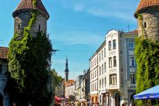 Historisch centrum van Tallinn - Historisch centrum (oude stad) van Tallinn: De 14de eeuwse Viru Väravad, de Virupoort, in de verte staat de Raadhuistoren, de Raekoja torn...