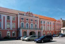 Historisch centrum van Tallinn - Historisch centrum van Tallinn: Het rose parlementsgebouw van Estland werd in 1920 gebouwd op de binnenplaats van het Toompea kasteel,...