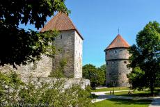 Historisch centrum van Tallinn - Historisch centrum (oude stad) van Tallinn: Een van de torens van de stadsmuur en de Kiek in de Kök. De 15de eeuwse Kiek in de...