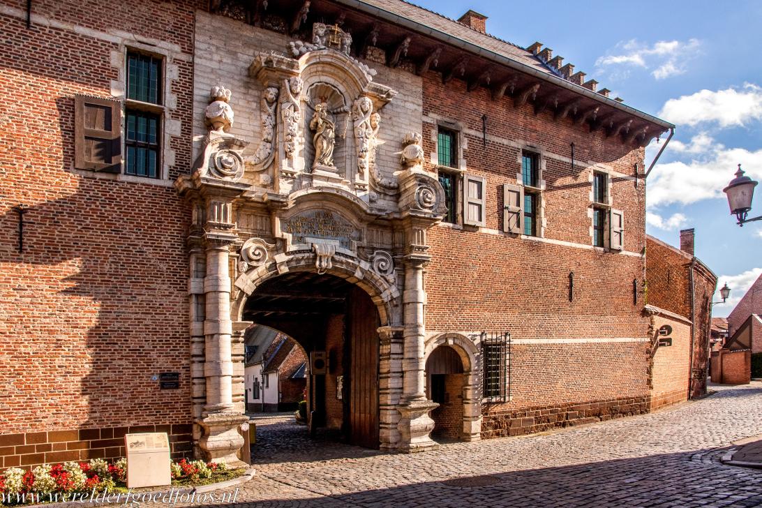 Vlaams Begijnhof van Diest - Vlaams Begijnhof van Diest: Boven de barokke hoofdpoort uit 1671 staat een Mariabeeld in een nis, gedecoreerd met zuilen omringd door... Vlaams Begijnhof van Diest - Vlaams Begijnhof van Diest: Boven de barokke hoofdpoort uit 1671 staat een Mariabeeld in een nis, gedecoreerd met zuilen omringd door...