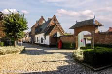 Vlaams Begijnhof van Diest - Vlaams Begijnhof van Diest: Begijnen waren vrouwen die hun leven aan God wijdden, ze trokken zich niet uit de wereld terug, maar leidden...
