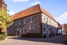 Vlaams Begijnhof van Diest - Vlaams Begijnhof van Diest: Een van de historische huizen van rode baksteen. Het begijnhof ligt net iets buiten het historische centrum...