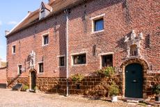 Vlaams Begijnhof van Diest - Vlaams Begijnhof van Diest: Een voordeur, erboven een barokke nis met een heiligenbeeld. Veel huizen in het Begijnhof van Diest hebben boven...