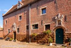 Vlaams Begijnhof van Diest - Vlaams Begijnhof van Diest: Een voordeur, erboven een barokke nis met een heiligenbeeld. Veel huizen in het Begijnhof van Diest hebben boven...