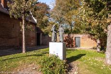Vlaams Begijnhof van Diest - Een beeld van de begijnen Johanna Uitdewilligen en Bernardina Janssen, in 1926 verlieten zij als laatste begijnen het Vlaams Begijnhof van...