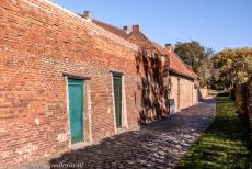 Vlaams Begijnhof van Diest - Evenals de meeste Vlaamse begijnhoven, wordt ook het Vlaams Begijnhof van Diest omsloten door een stenen muur met...