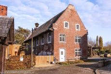 Vlaams Begijnhof Sint Truiden - Een van de oudere bakstenen huizen in het Vlaams Begijnhof Sint Truiden. Het merendeel van de huizen dateert uit de 17de en 18de eeuw. Het...