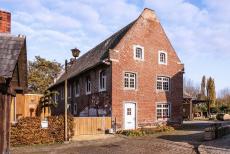 Vlaams Begijnhof van Sint-Truiden - Een van de oudste bakstenen huizen in het Vlaams Begijnhof Sint-Truiden is dit armenhuis, een convent voor de oudere of behoeftige begijnen van de...