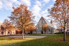 Vlaams Begijnhof Sint Truiden - Het onmisbare bleekveld voor de kerk van Sint Agnes in het Vlaams Begijnhof van Sint Truiden. Begijnen voorzagen in hun levensonderhoud...