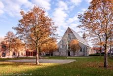 Vlaams Begijnhof van Sint-Truiden - Het onmisbare bleekveld voor de kerk van Sint-Agnes in het Vlaams Begijnhof van Sint-Truiden. De kerk staat op een rechthoekig grasveld, omzoomd...