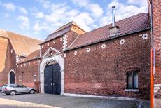 Vlaams Begijnhof van Sint-Truiden - Naast de ingang van het Vlaams Begijnhof van Sint-Truiden staat de begijnhofhoeve, de enige nog bestaande in Vlaanderen. Deze boerderij met haar...