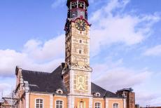 Vlaams Begijnhof van Sint-Truiden - Het indrukwekkende stadhuis van Sint-Truiden staat in het historische centrum van de stad. De huidige klokkentoren dateert uit 1606 en diende als...