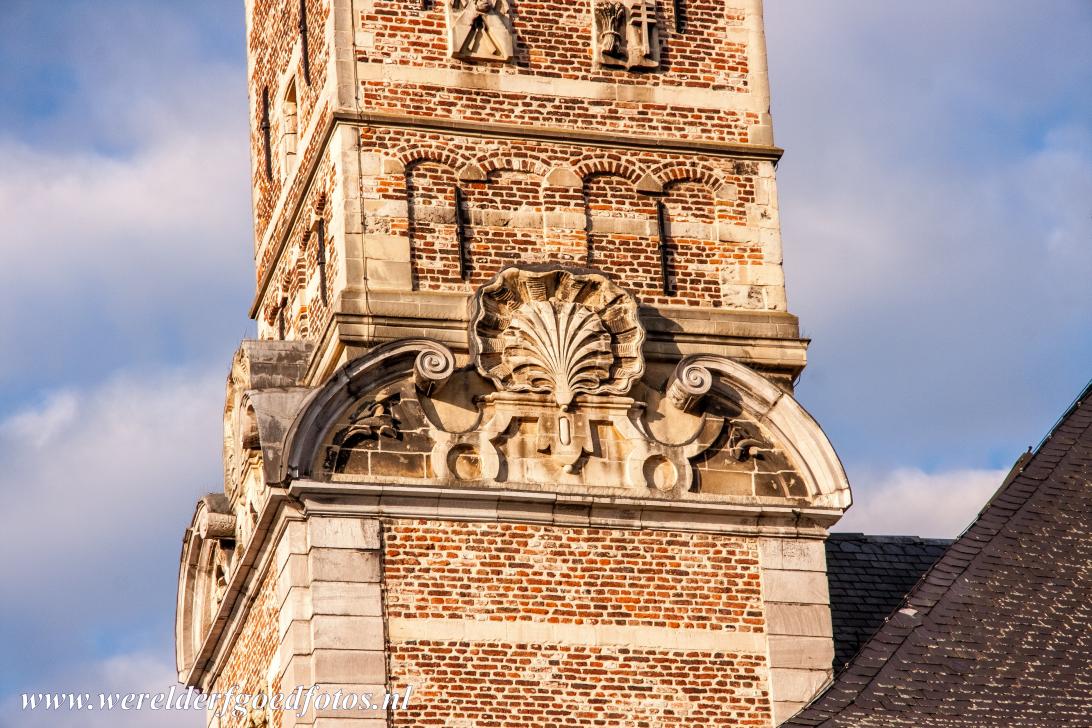 Belforten van België en Frankrijk - Belforten van België en Frankrijk: Een detail van het belfort van de Belgische stad Sint Truiden. Belforten dienden in de eerste... Belforten van België en Frankrijk - Belforten van België en Frankrijk: Een detail van het belfort van de Belgische stad Sint Truiden. Belforten dienden in de eerste...