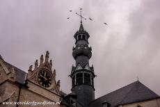 Belforten van België en Frankrijk - Belforten van België en Frankrijk: Een paar kraaien vliegen rond de slanke vieringtoren van de Sint-Leonarduskerk in de...