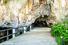 De grotkunst van Altamira en Tito Bustillo - Paleolithische grotkunst van Noord-Spanje: De ingang naar de grot van Tito Bustillo, de grot ligt in het stadje Ribadesella aan de...