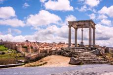 Oude stad van Ávila - Oude stad van Ávila met de kerken buiten de muren: Het monument de Los Cuatro Postes, de Vier Zuilen. Het monument ligt op een heuvel net... Oude stad van Ávila - Oude stad van Ávila met de kerken buiten de muren: Het monument de Los Cuatro Postes, de Vier Zuilen. Het monument ligt op een heuvel net...