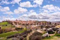 Oude stad van Ávila - Oude stad van Ávila met haar kerken buiten de muren: De oude stad van Ávila gezien vanaf het monument Los Cuatro Postes.... Oude stad van Ávila - Oude stad van Ávila met haar kerken buiten de muren: De oude stad van Ávila gezien vanaf het monument Los Cuatro Postes....