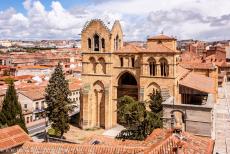 Oude stad van Ávila - Oude stad van Ávila met de kerken buiten de muren: De Basilica de San Vicente, de Basiliek van de Heilige Vicente, gezien vanaf de... Oude stad van Ávila - Oude stad van Ávila met de kerken buiten de muren: De Basilica de San Vicente, de Basiliek van de Heilige Vicente, gezien vanaf de...