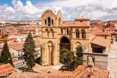 Oude stad van Ávila - Oude stad van Ávila met de kerken buiten de muren: De Basilica de San Vicente, de Basiliek van de Heilige Vicente, gezien vanaf de...