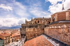 Oude stad van Ávila - Oude stad van Ávila en de kerken buiten de muren: De kathedraal van Ávila sluit met het koor aan op de muren van de... Oude stad van Ávila - Oude stad van Ávila en de kerken buiten de muren: De kathedraal van Ávila sluit met het koor aan op de muren van de...