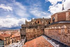 Oude stad van Ávila - Oude stad van Ávila en de kerken buiten de muren: De kathedraal van Ávila sluit met het koor aan op de muren van de...