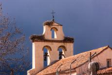 Oude stad van Ávila - Oude stad van Ávila met de kerken buiten de muren: De Hermitage van de Santa Maíia de la Cabeza met drie ooievaarsnesten...