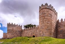 Old Town of &Aacute;vila - Old Town of &Aacute;vila with its Extra-Muros Churches:&nbsp;The Alc&aacute;zar Gate (Puerta del Alc&aacute;zar) is flanked by two semicircular...