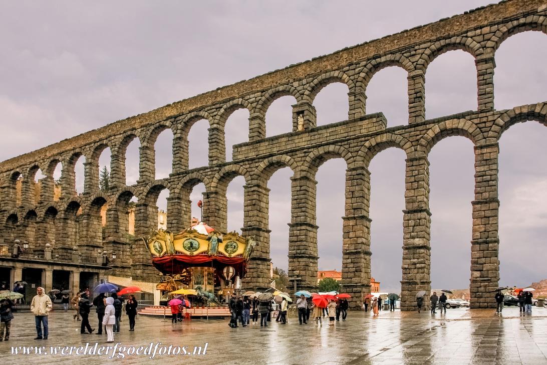 Oude stad van Segovia en het aquaduct - De oude stad van Segovia met het aquaduct: Het Romeinse aquaduct van Trajanus is 28 meter hoog en loopt door het oude centrum van Segovia. De... Oude stad van Segovia en het aquaduct - De oude stad van Segovia met het aquaduct: Het Romeinse aquaduct van Trajanus is 28 meter hoog en loopt door het oude centrum van Segovia. De...