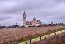 Oude stad van Segovia en het aquaduct - De oude stad van Segovia: Het is een bedrieglijk beeld, zoals de kathedraal van Segovia in het landschap lijkt te liggen, in werkelijkheid...