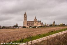 Oude stad van Segovia en het aquaduct - De oude stad van Segovia: Het is een bedrieglijk beeld, zoals de kathedraal van Segovia in het landschap lijkt te liggen, in werkelijkheid...