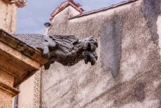 Oude stad van Segovia en het aquaduct - De oude stad van Segovia met het aquaduct: Een waterspuwer van de kathedraal van Segovia op een regenachtige dag. De buitenkant van...