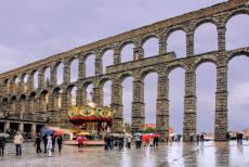 Oude stad van Segovia en het aquaduct - De oude stad van Segovia met het aquaduct: Het Romeinse aquaduct van Trajanus is 28 meter hoog en loopt door het oude centrum van Segovia. De...