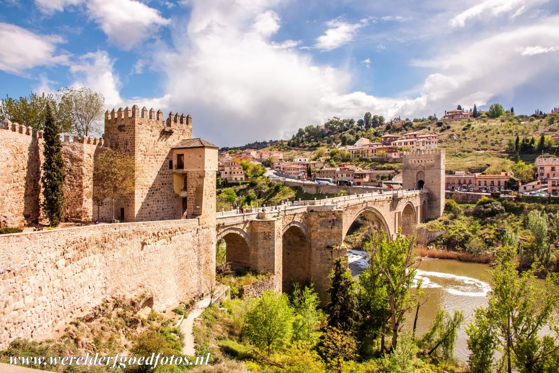 Historische stad van Toledo - Historische stad Toledo: De Puente de Alcántara is een Romeinse stenen brug over de rivier de Taag. De geschiedenis van Toledo gaat terug... Historische stad van Toledo - Historische stad Toledo: De Puente de Alcántara is een Romeinse stenen brug over de rivier de Taag. De geschiedenis van Toledo gaat terug...