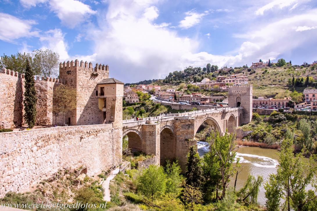 Historische stad van Toledo - Historische stad Toledo: De Puente de Alcántara is een Romeinse stenen boogbrug over de Taag en was eeuwenlang, samen met de Puente de San... Historische stad van Toledo - Historische stad Toledo: De Puente de Alcántara is een Romeinse stenen boogbrug over de Taag en was eeuwenlang, samen met de Puente de San...