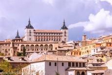 Historische stad van Toledo - Het Alcázar is het kasteel van Toledo; deze indrukwekkende vesting staat op het hoogste punt in de historische stad. In de... Historische stad van Toledo - Het Alcázar is het kasteel van Toledo; deze indrukwekkende vesting staat op het hoogste punt in de historische stad. In de...