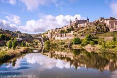 Historische stad van Toledo - Gezicht op Toledo en de kloof van de rivier de Taag, die de stad aan drie zijden omsluit. Op de achtergrond ligt de Puente de... Historische stad van Toledo - Gezicht op Toledo en de kloof van de rivier de Taag, die de stad aan drie zijden omsluit. Op de achtergrond ligt de Puente de...