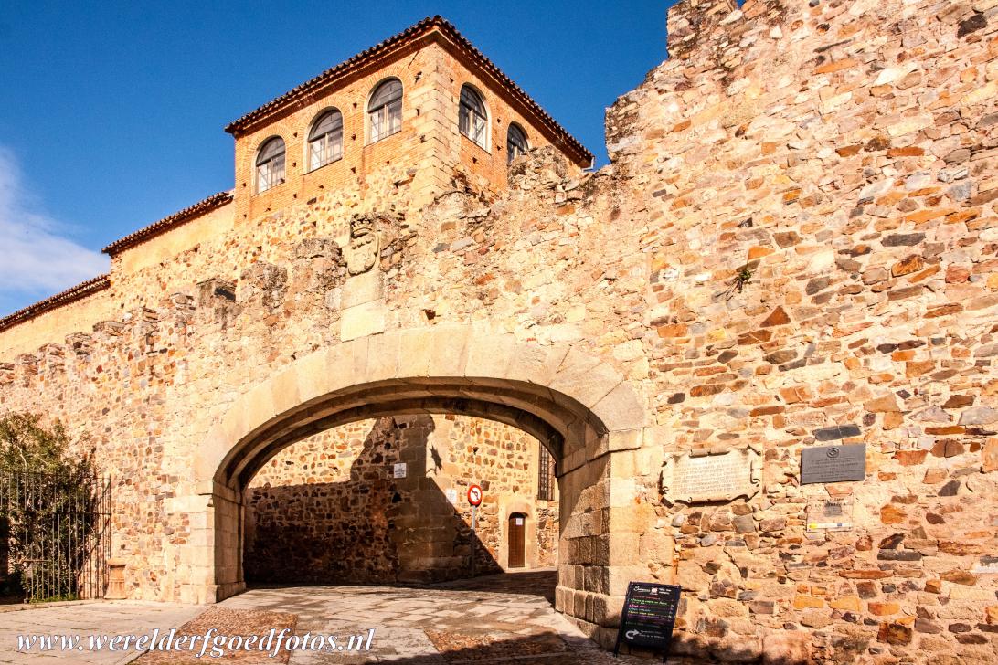 Old Town of Cáceres - The Arco de la Estrella, the Arch of the Star, is a town gate of the Old Town of Cáceres. It is the last gate... Old Town of Cáceres - The Arco de la Estrella, the Arch of the Star, is a town gate of the Old Town of Cáceres. It is the last gate...