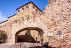 Oude stad van Cáceres - De Arco de la Estrella, de Poort van de Ster, is een stadspoort van de historische stad Cáceres. Aan de buitenzijde bevindt zich het... Oude stad van Cáceres - De Arco de la Estrella, de Poort van de Ster, is een stadspoort van de historische stad Cáceres. Aan de buitenzijde bevindt zich het...