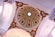 Oude stad van Cáceres - Oude stad van Cáceres: De gedecoreerde koepel van de kerk van San Francisco Javier. verheft zich meters boven het interieur. De kerk... Oude stad van Cáceres - Oude stad van Cáceres: De gedecoreerde koepel van de kerk van San Francisco Javier. verheft zich meters boven het interieur. De kerk...