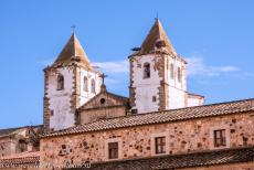 Oude stad van Cáceres - Oude stad van Cáceres: De torens van de San Francisco Javier zijn van ver buiten de stad te zien. Deze 18de-eeuwse kerk werd... Oude stad van Cáceres - Oude stad van Cáceres: De torens van de San Francisco Javier zijn van ver buiten de stad te zien. Deze 18de-eeuwse kerk werd...