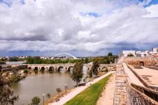 Archaeological Ensemble Mérida - Archaeological Ensemble of Mérida: The Roman bridge over the Guadiana River, on the right hand side the Alcazaba. The Roman bridge is 792...