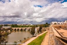 Archeologisch ensemble van Mérida - Archeologisch ensemble van Mérida: De Romeinse brug over de rivier de Guadiana in Mérida is 792 meter lang, de hoogte boven het...