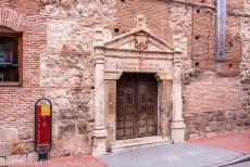 Universiteit en van Alcalá de Henares - De universiteit en historische parochie van Alcalá de Henares: De ingang naar de voormalige Bisschoppelijke Residentie. In...