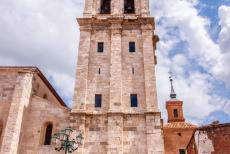 Universiteit en van Alcalá de Henares - De universiteit en historische parochie van Alcalá de Henares: De 65.5 meter hoge klokkentoren van de Kathedraal-Magistral van de Heiligen...